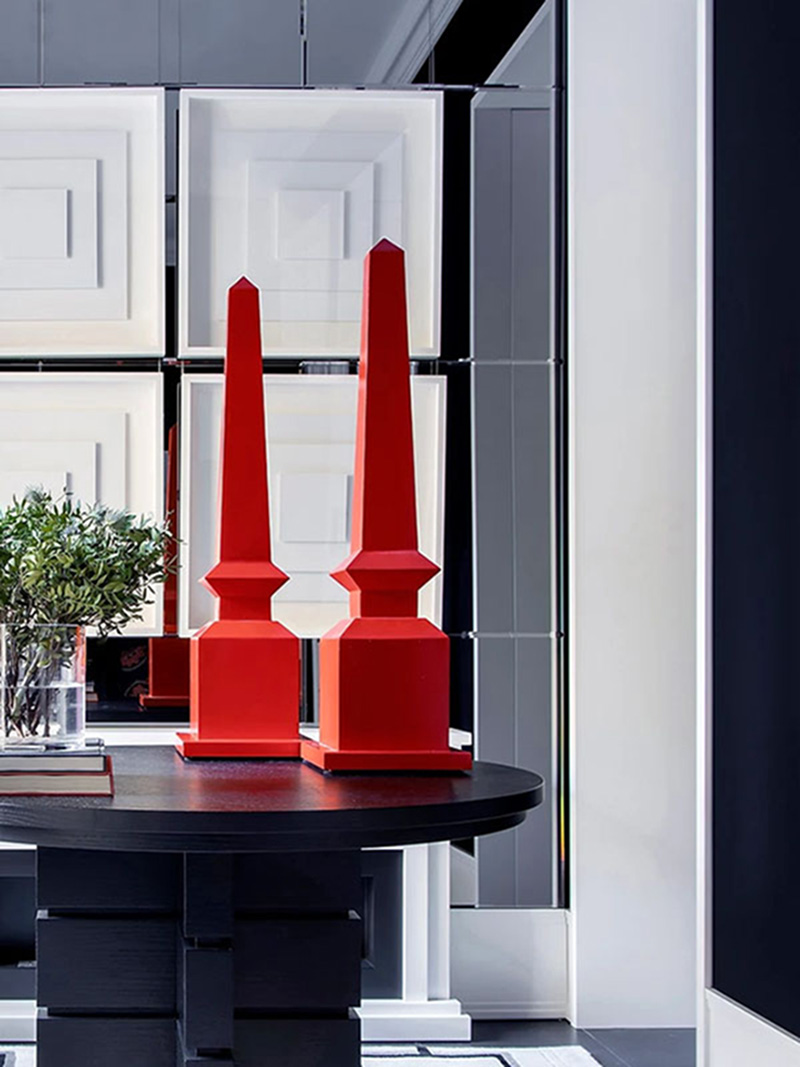 Detalle obelisco rojo sobre mesa circular