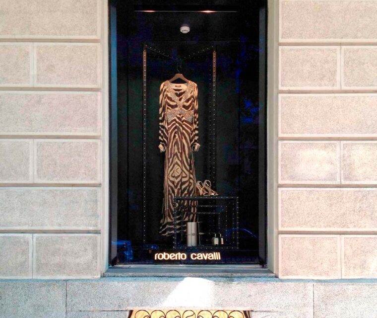 Exterior comercio. Escaparate con fondo negro con rótulo iluminado.