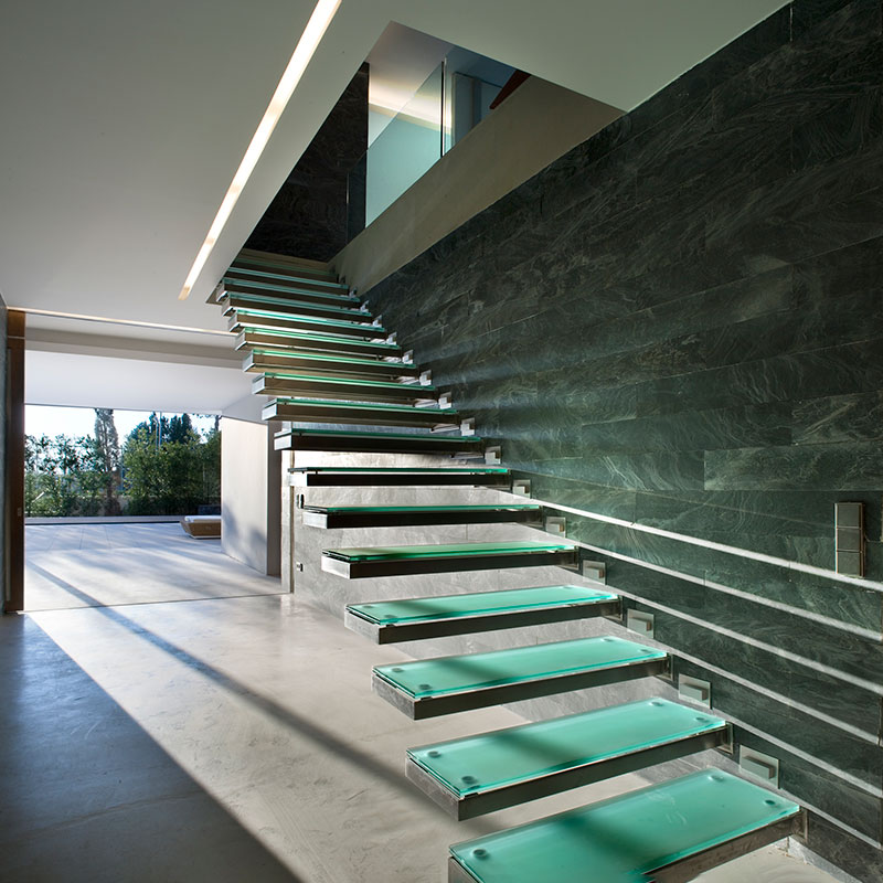 Detalle escaleras interiores. Cristal.