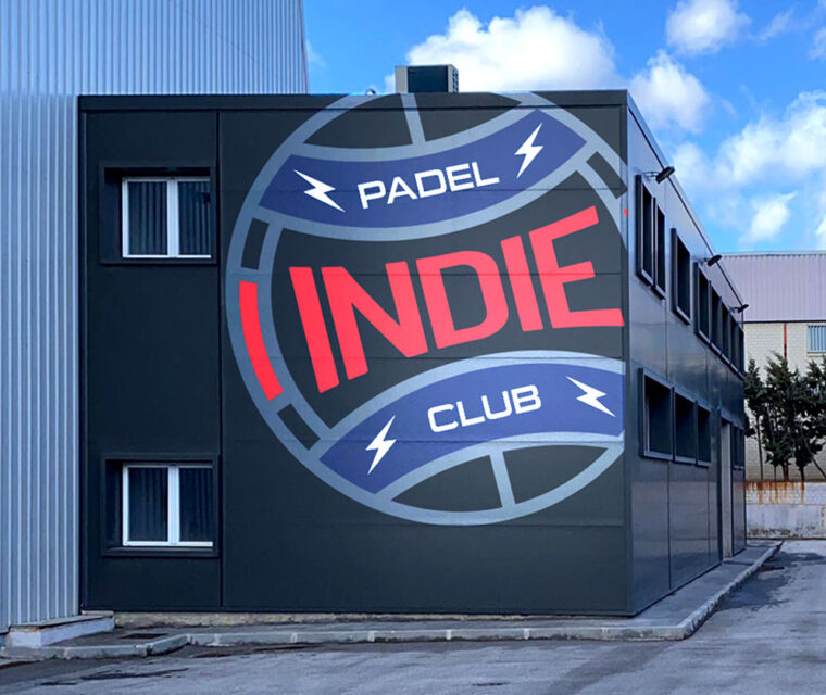 Vista exterior de pistas de padel construidas en una antigua nave industrial