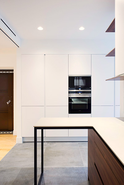 Interior cocina. Acabados blancos y madera.