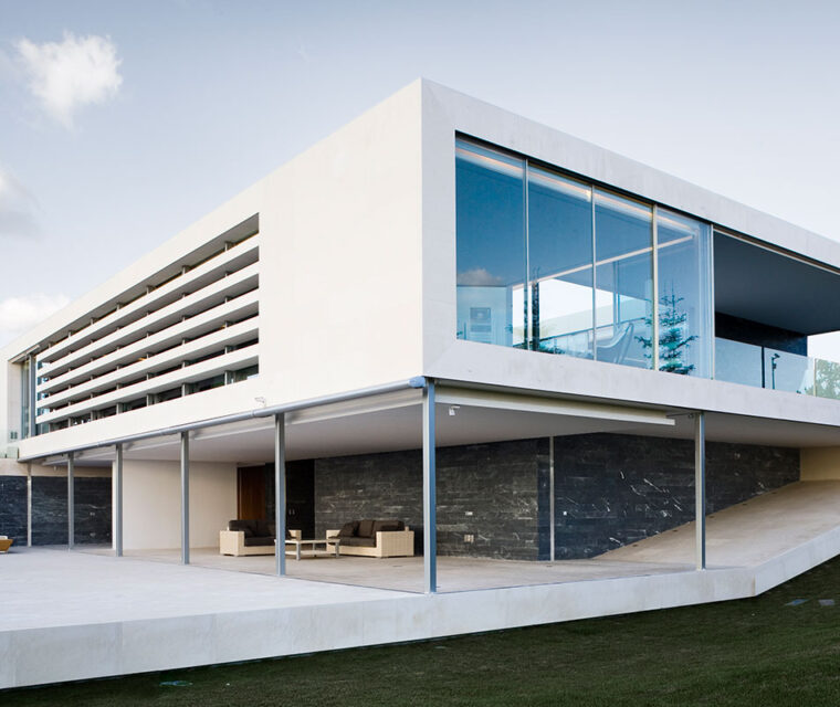 Exterior vivienda unifamiliar. Piedra caliza y cristal.