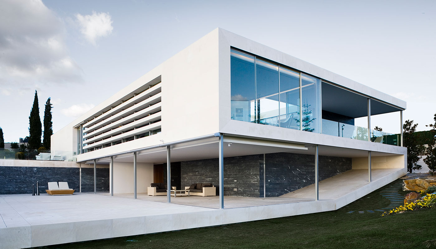 Exterior vivienda unifamiliar. Piedra caliza y cristal.