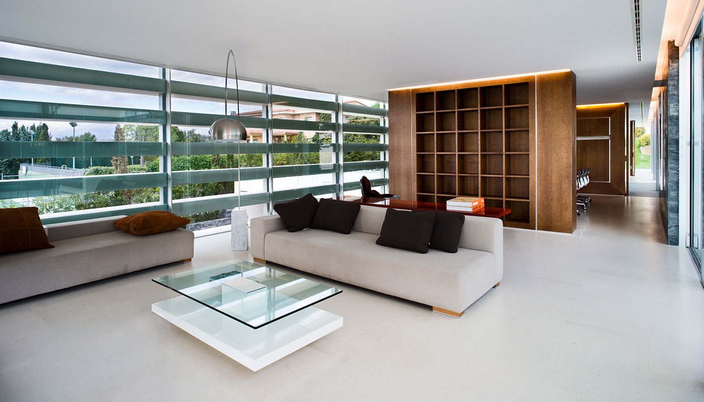 Interior salón. Piedra caliza, madera y cristal.