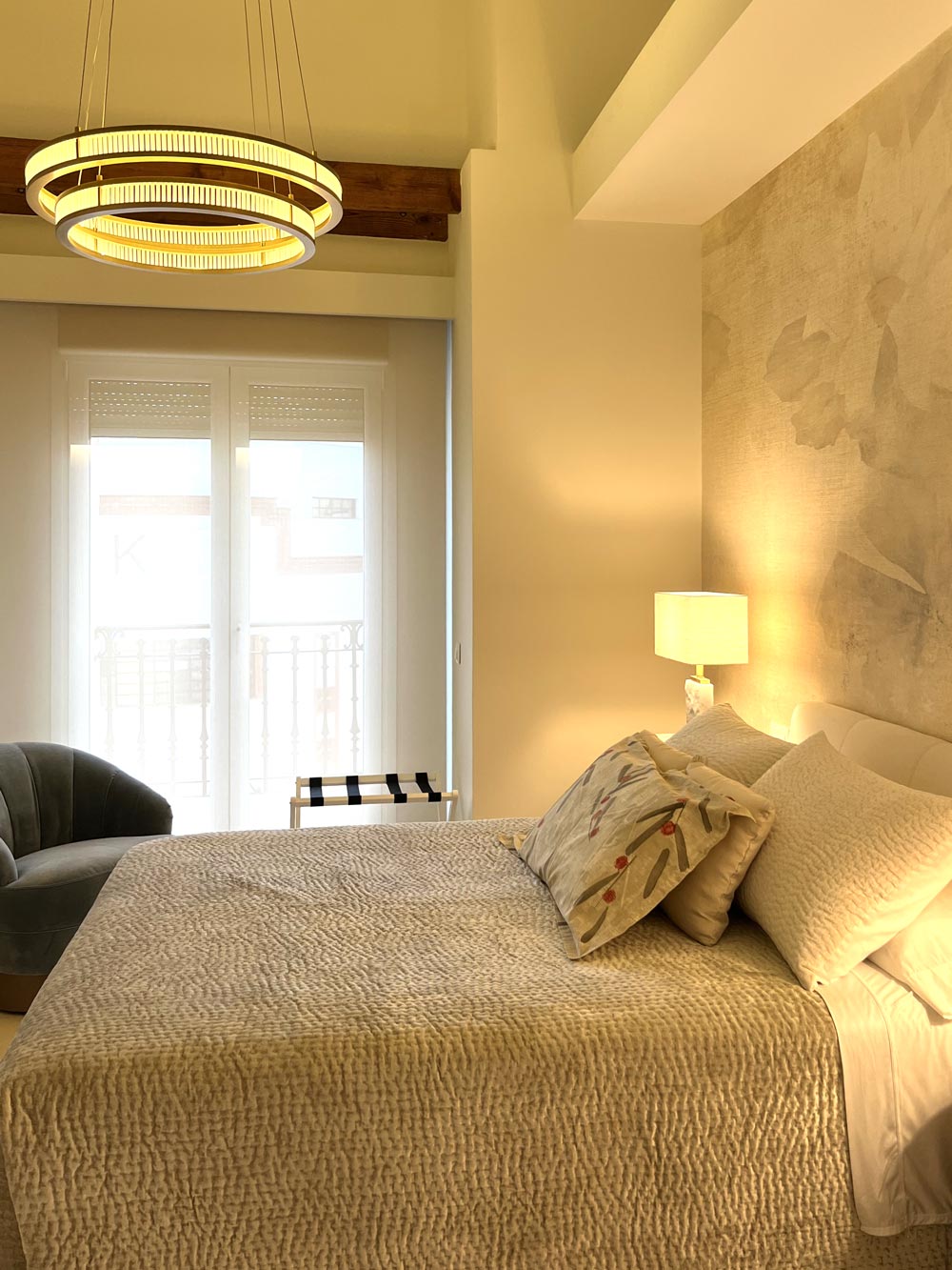 Interior dormitorio iluminación cálida