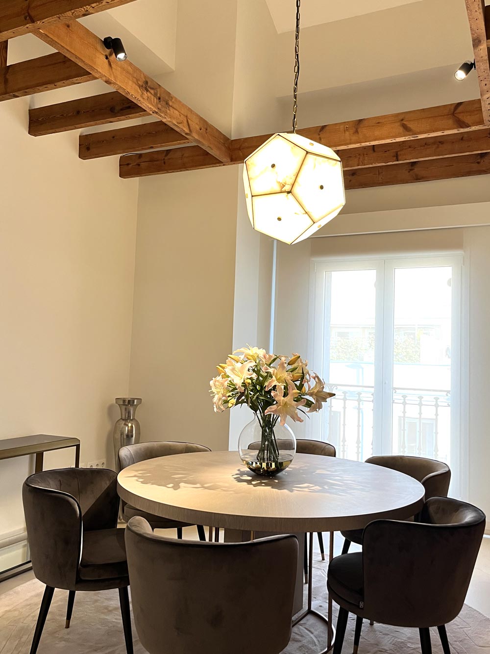 Interior salon con detalle de carpintería en techo