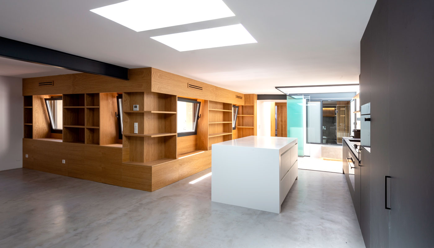 Vivienda interior. Cocina y patio acristalado al fondo.