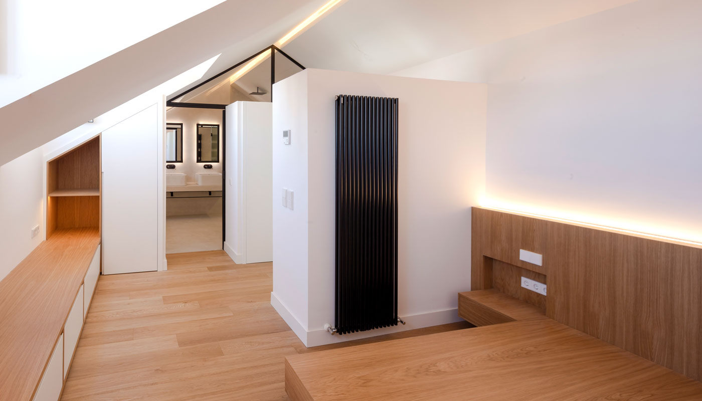 Vivienda interior. Baño de madera con paredes blancas.