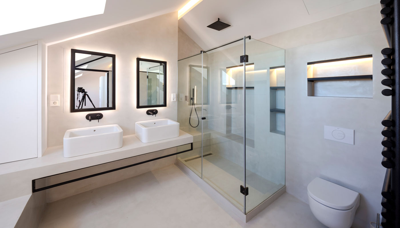 Vivienda interior. Detalle baño. Acabados blancos y cristal.