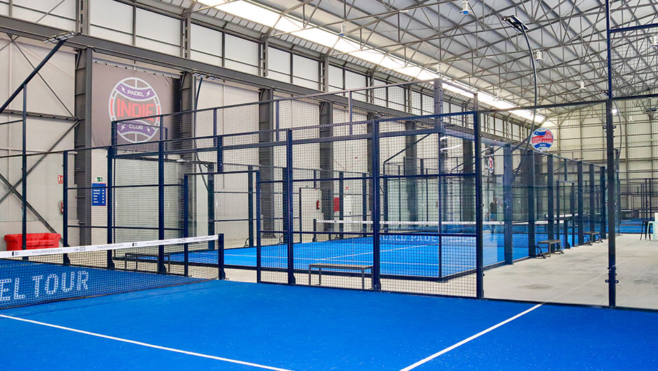 Vista interior de pistas de padel construidas en una antigua nave industrial