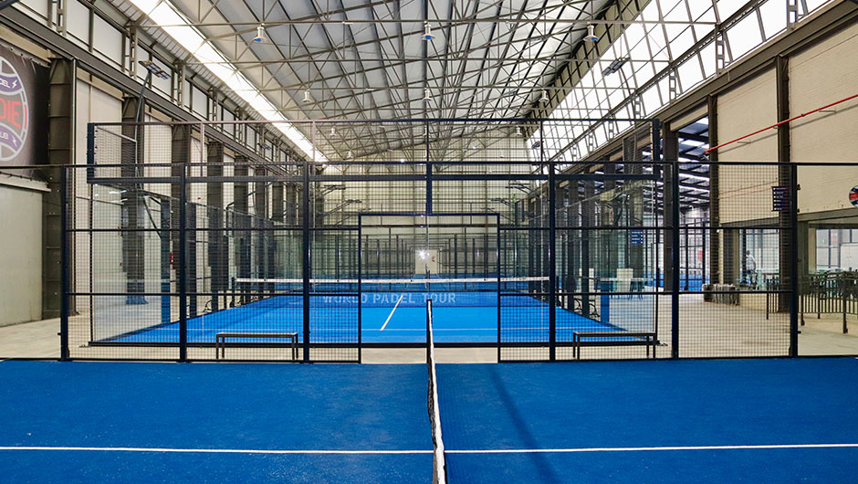 Vista interior de pistas de padel construidas en una antigua nave industrial