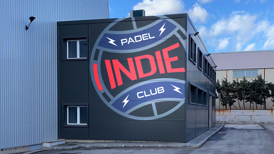 Vista exterior de pistas de padel construidas en una antigua nave industrial