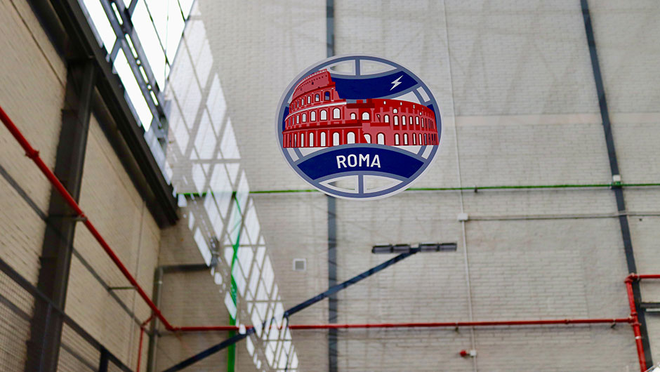 Detalle de vinilo indentificativo de pistas de padel.