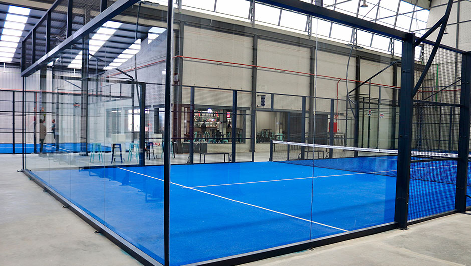 Vista interior de pistas de padel construidas en una antigua nave industrial