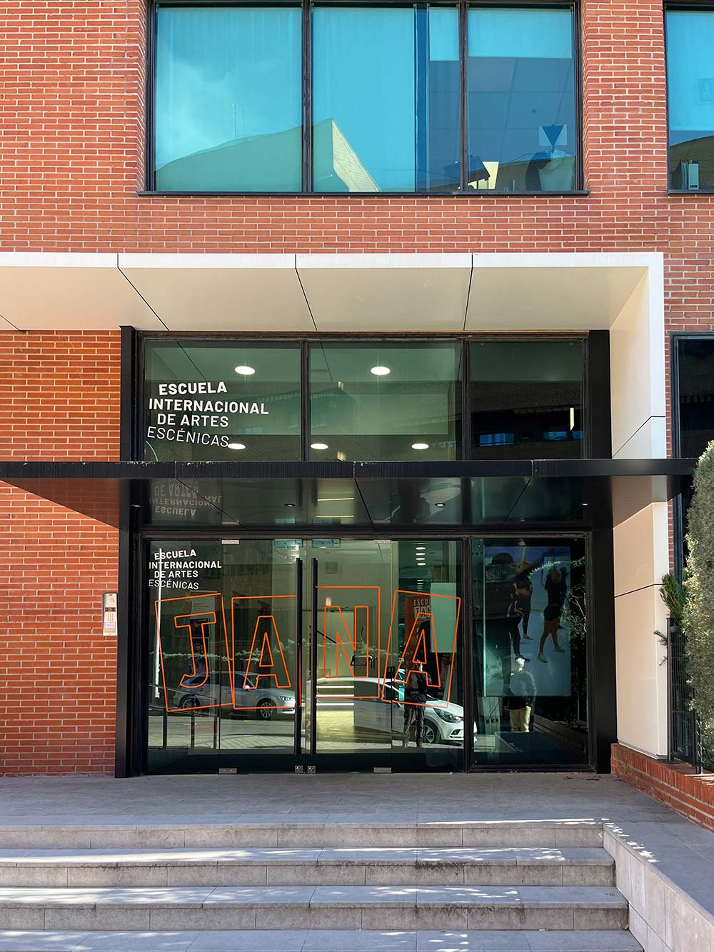 Exterior edificio escuela de ladrillo rojo.