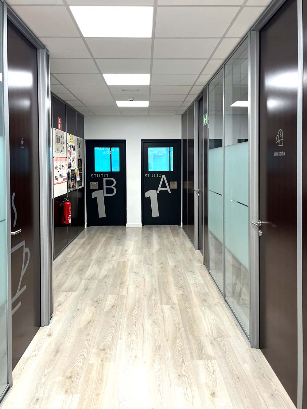 Interior pasillos con suelo de tarima y cerramientos de aluminio.