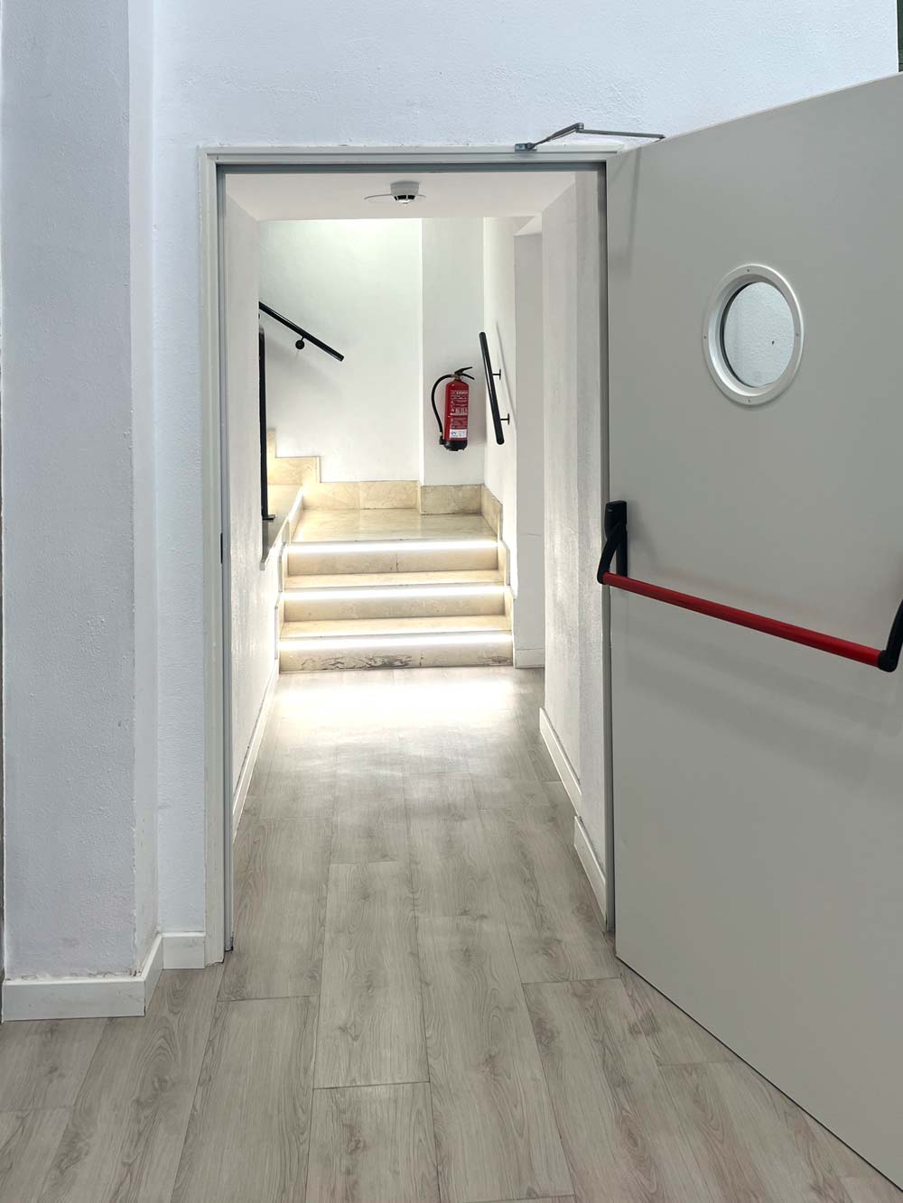 Interior pasillo con puertas de emergencia..