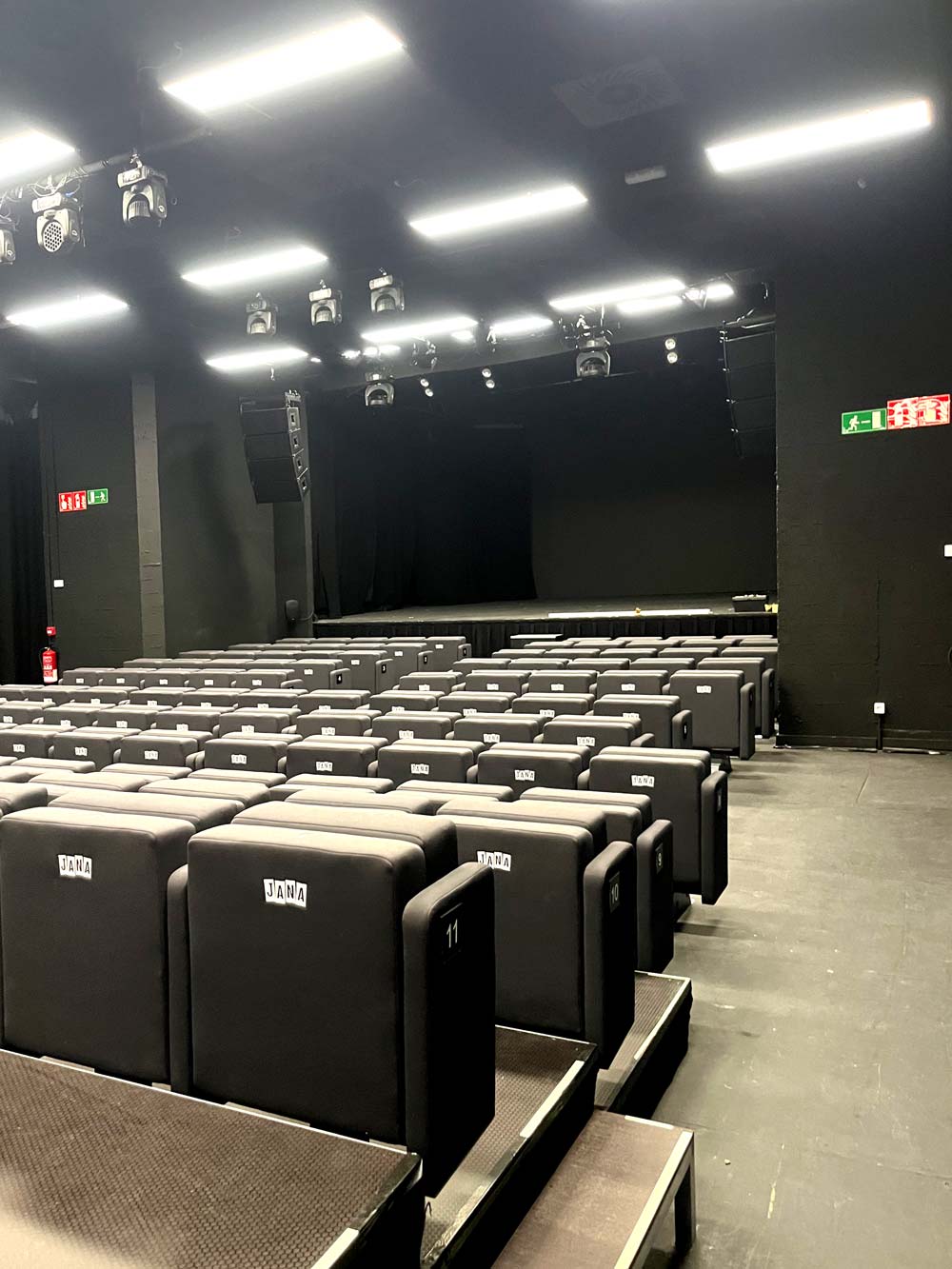 Interior teatro con 150 asientos