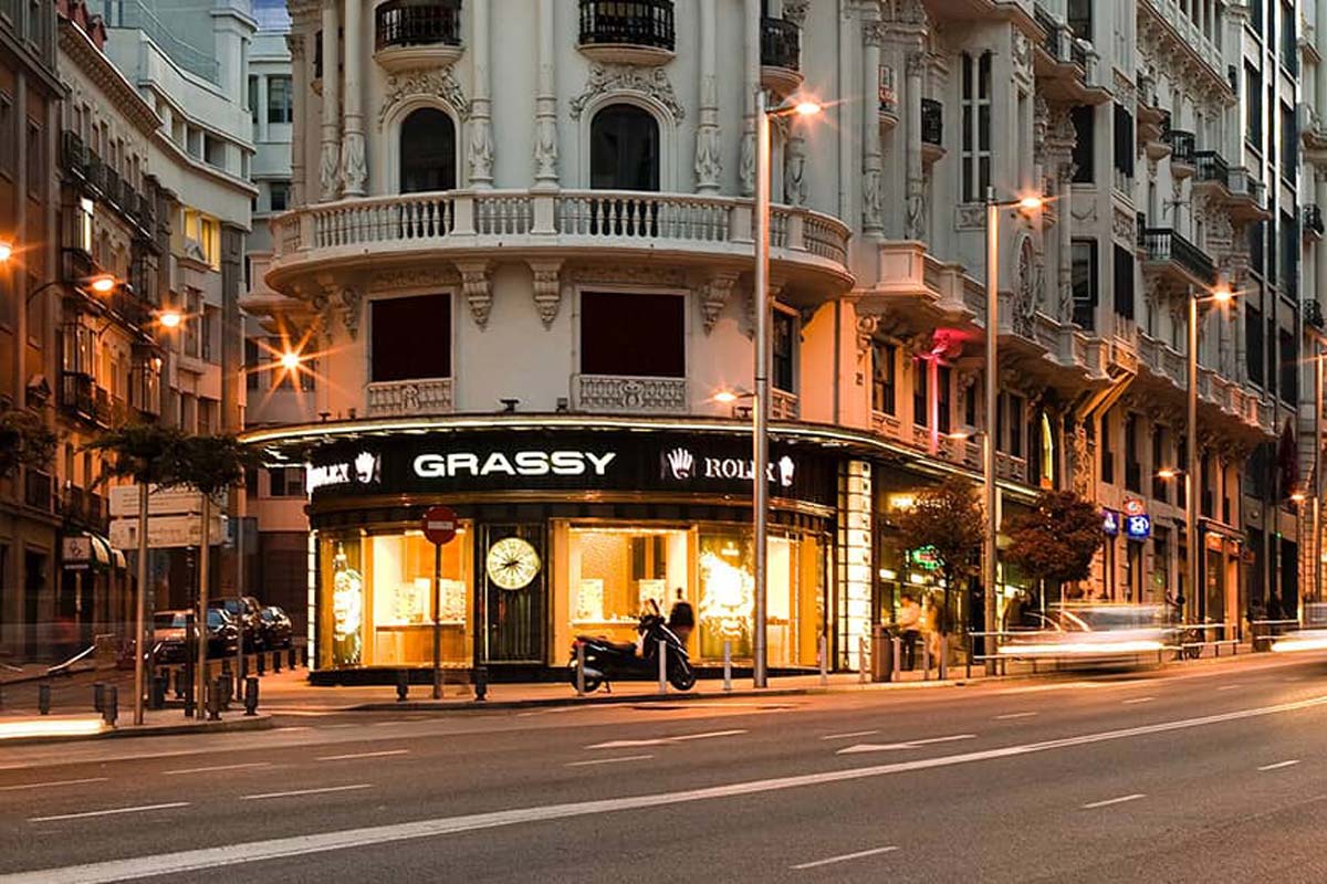 Escaparate joyería. Materiales nobles e iluminación.