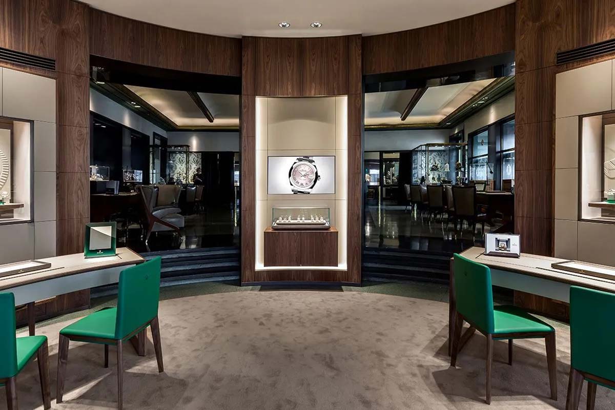 Interior joyería. Acabados en materiales nobles y sillas verdes.