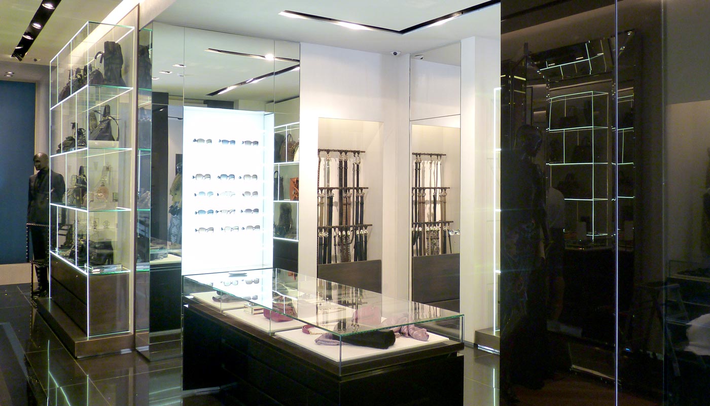 Tienda de moda. Vista interior. Materiales nobles con iluminación en perfiles.