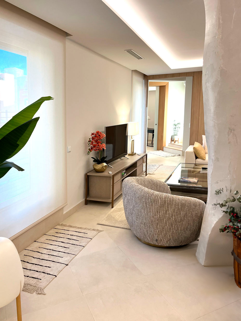 Interior pasillo tonos blancos y beige