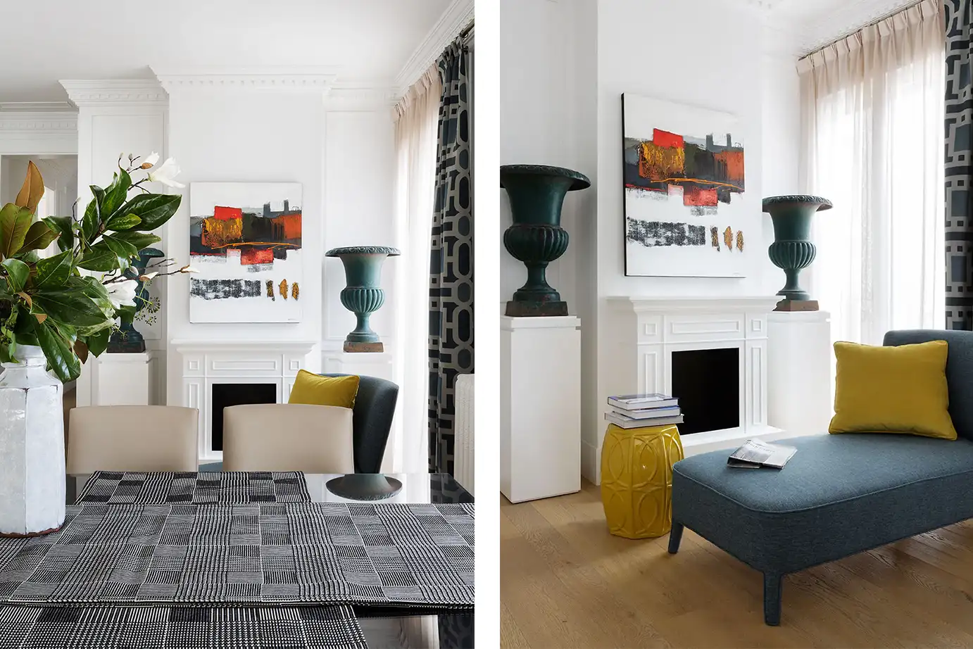 Vista interior de una vivienda con paredes blancas y suelo de madera. Se ven dos grandes jarrones y un sofá tapizado en azul.