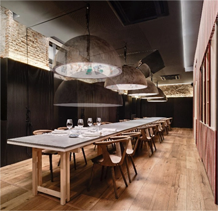 Mesa larga en planta sótano de restaurante. Suelo de madera y paredes de ladrillo.