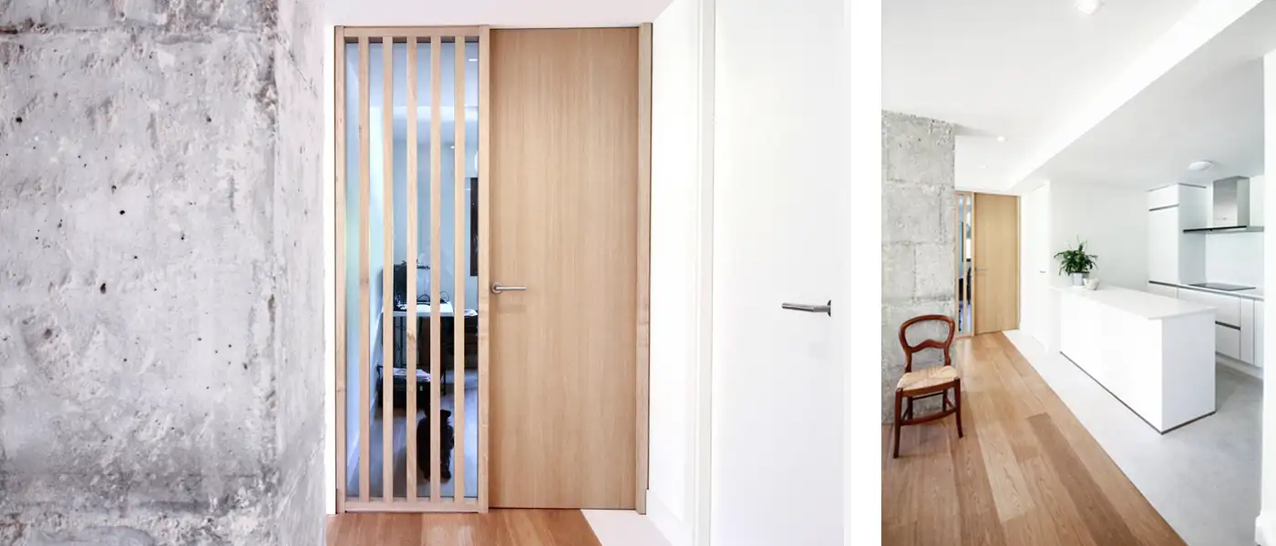 Dos imágenes, interior de vivienda. Detalle de puerta de entrada de madera. Entorno en tonos claros con detalles en madera y piedra.