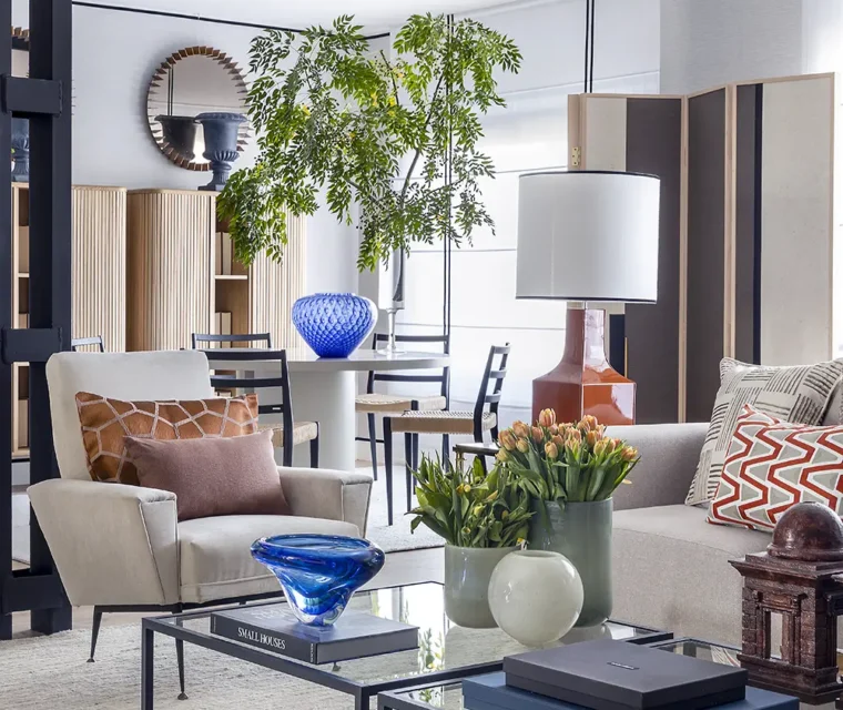 Salón moderno, mobiliario contemporáneo conectado a una zona de comedor.