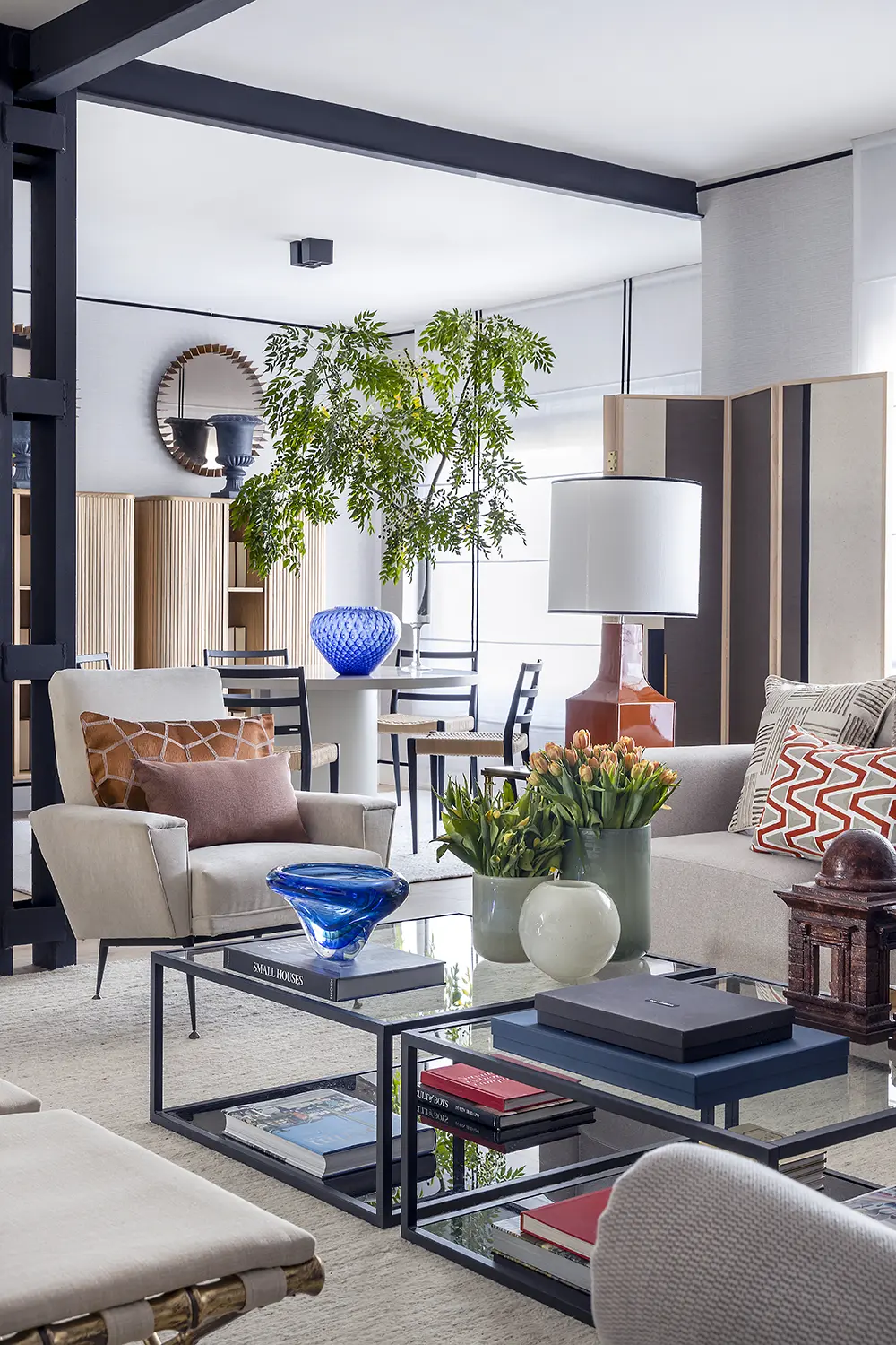 Salón moderno, mobiliario contemporáneo conectado a una zona de comedor.