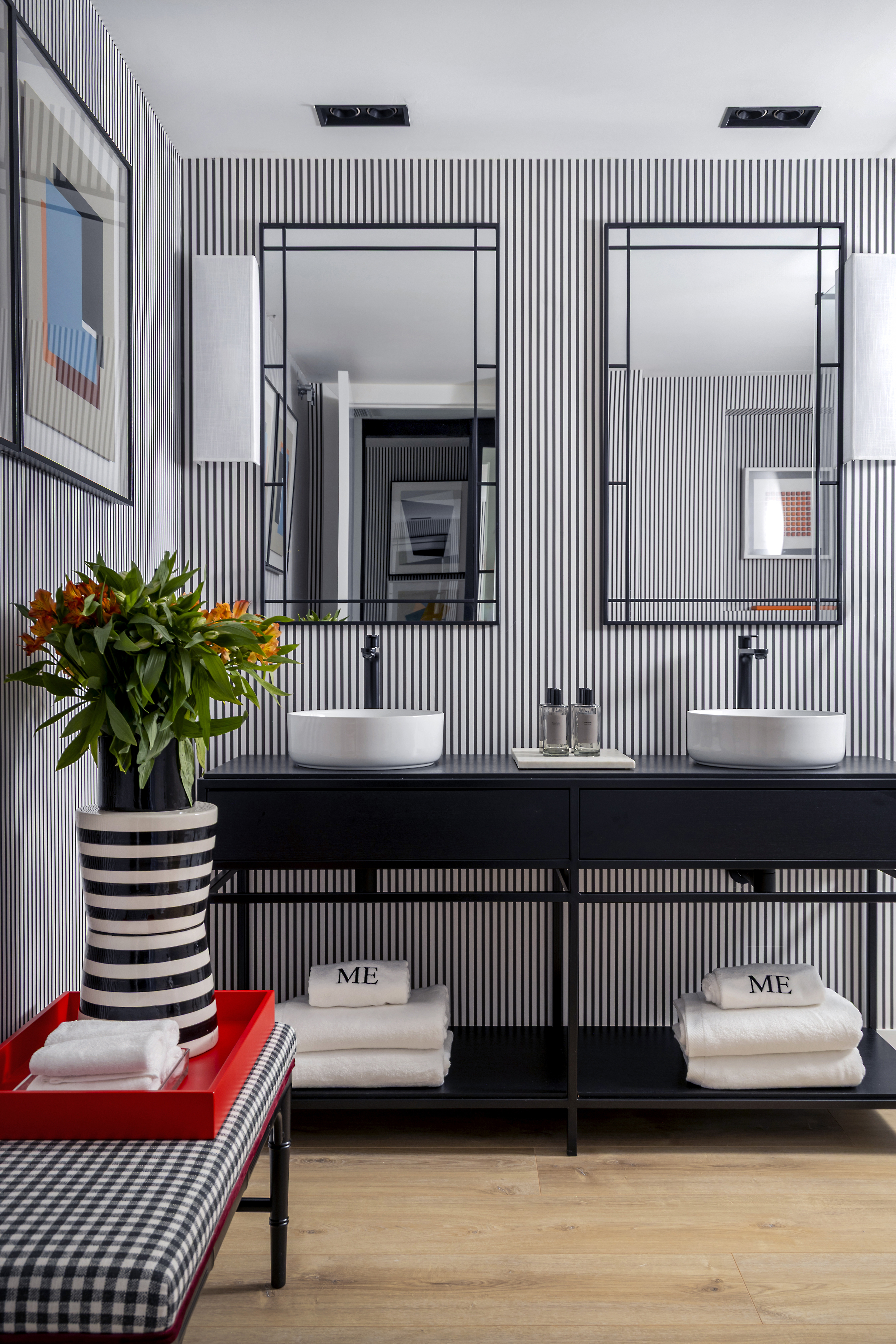 Baño con mueble doble, dos lavabos sobre encimera, espejos rectangulares y almacenamiento inferior.